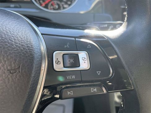 Used 2020 Volkswagen Golf 4-Door image 24