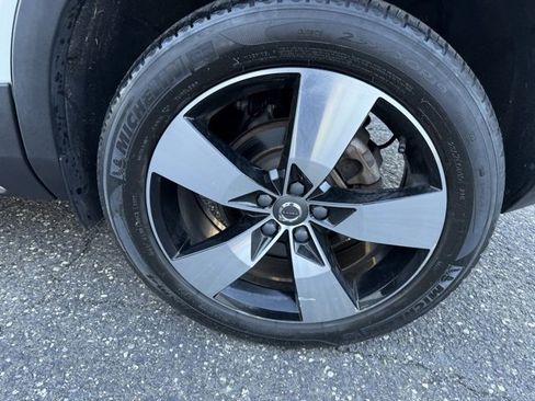 Used 2022 Volvo XC40 T5 Momentum w/ Premium Package image 13