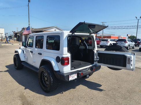 Used 2018 Jeep Wrangler Unlimited Sahara AWD/4WD image 9