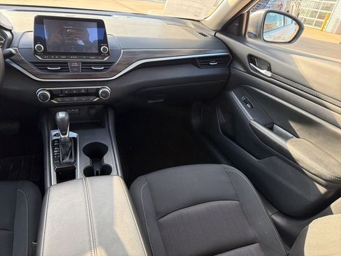 Used 2025 Nissan Altima 2.5 SV image 18
