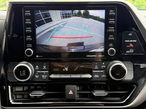 Used 2020 Toyota Highlander LE AWD/4WD image 29