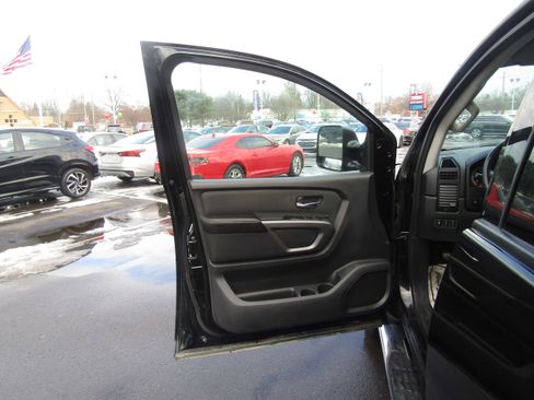 Used 2015 Nissan Titan SV image 7