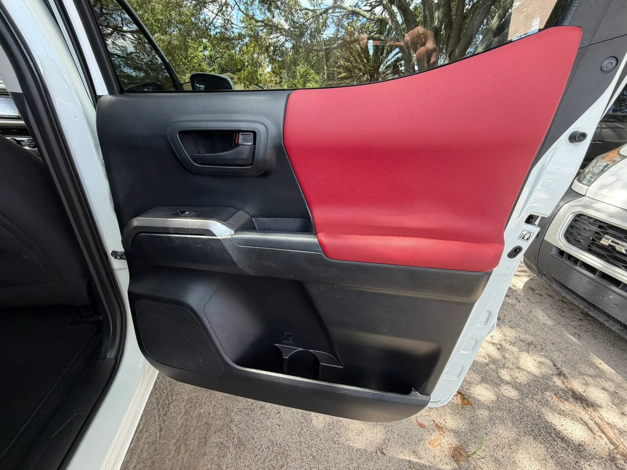 Used 2018 Toyota Tacoma SR5 AWD/4WD image 35