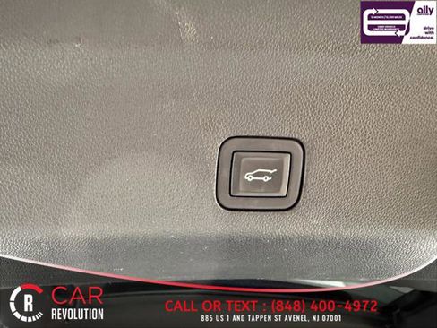 Used 2024 GMC Yukon XL SLT image 8