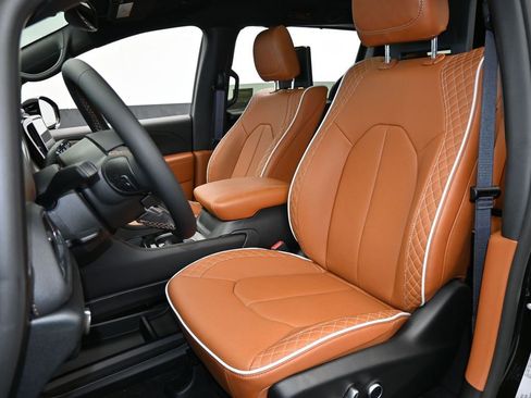 New 2026 Chrysler Pacifica Pinnacle image 10