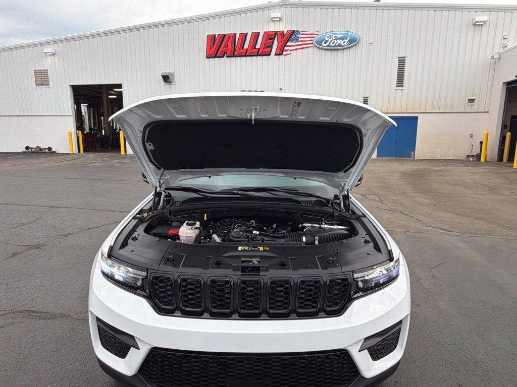 Used 2024 Jeep Grand Cherokee Altitude AWD/4WD image 41