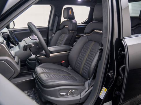 Used 2023 Rivian R1T Adventure image 15