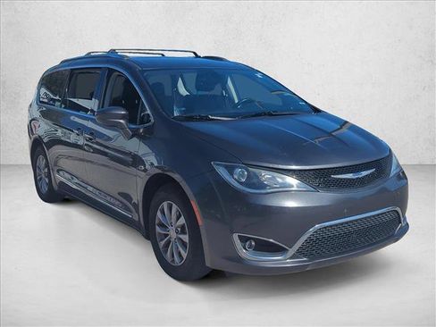 Used 2019 Chrysler Pacifica Touring-L image 4