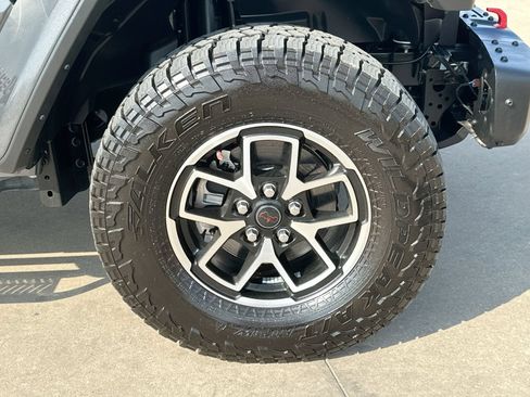 Used 2024 Jeep Gladiator Rubicon AWD/4WD image 10