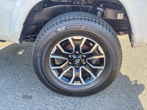 Used 2020 Toyota Tacoma SR5 RWD image 12