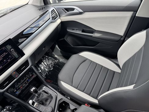 New 2025 Volkswagen Taos SEL image 15