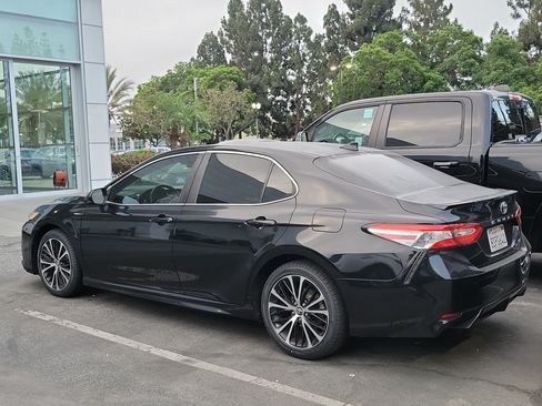 Used 2020 Toyota Camry SE FWD image 2