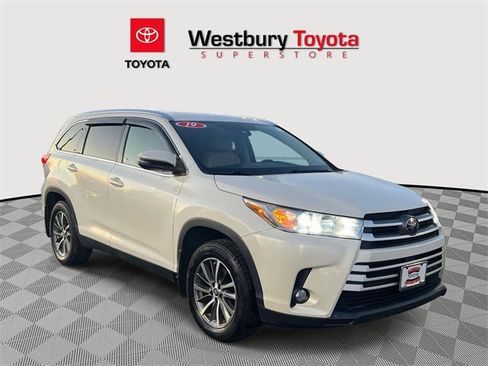 Used 2019 Toyota Highlander SE image 1