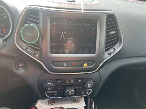 Used 2019 Jeep Cherokee Trailhawk w/ Cold Weather Group AWD/4WD image 8