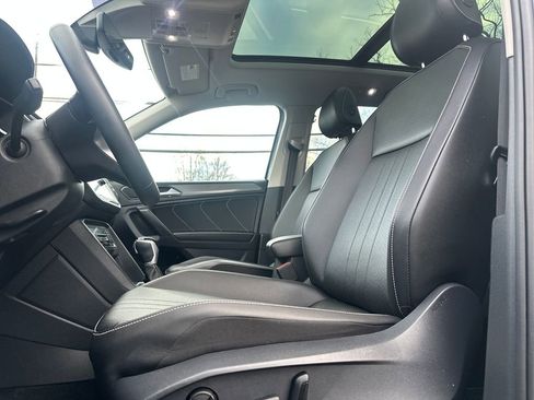 Used 2022 Volkswagen Tiguan SE image 3