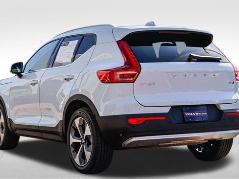 Used 2025 Volvo XC40 B5 Plus image 5