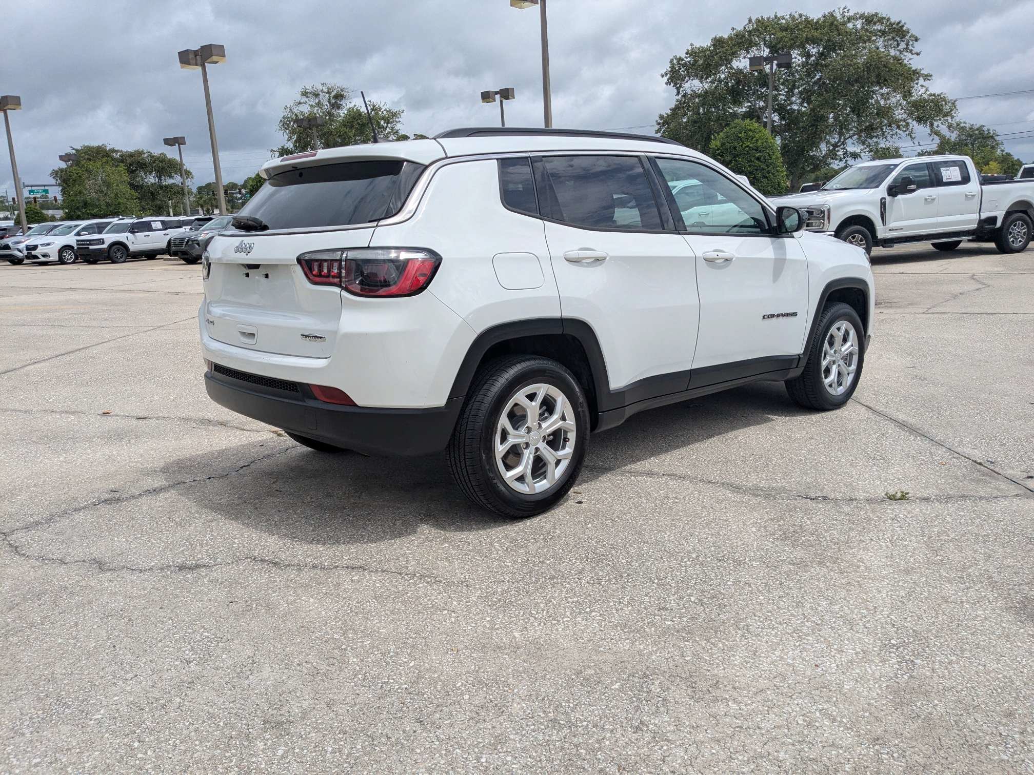 Used 2024 Jeep Compass Latitude AWD/4WD image 4