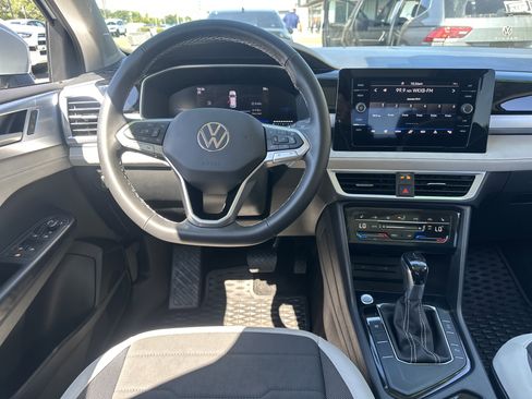 Used 2025 Volkswagen Taos SE w/ Panoramic Sunroof Package FWD image 15