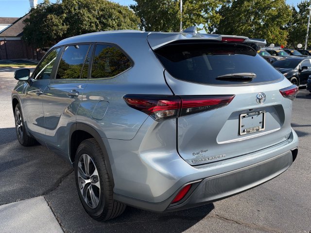 Used 2024 Toyota Highlander XLE FWD image 6
