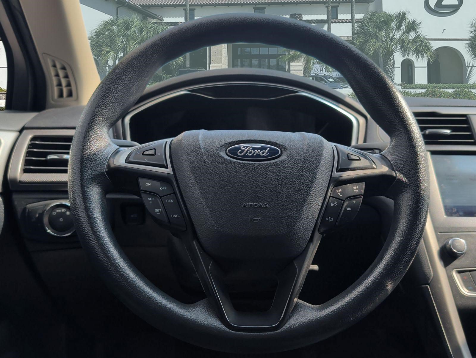 Used 2020 Ford Fusion SE FWD image 13