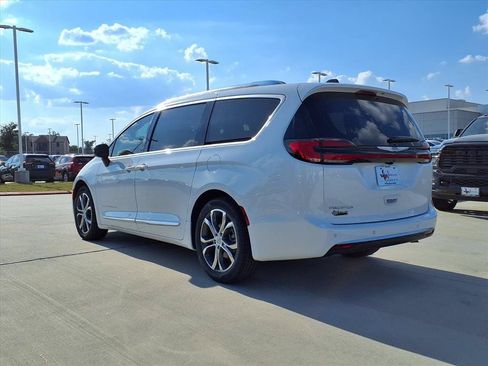 New 2026 Chrysler Pacifica Pinnacle FWD image 2