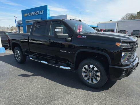 Used 2025 Chevrolet Silverado 2500 Custom w/ Custom Value Package AWD/4WD image 2