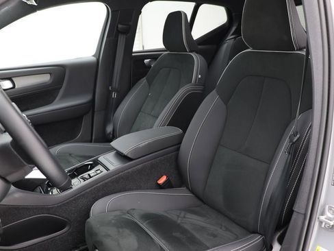 Used 2025 Volvo XC40 B5 Plus image 19