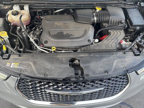 Used 2022 Chrysler Pacifica Touring-L image 24