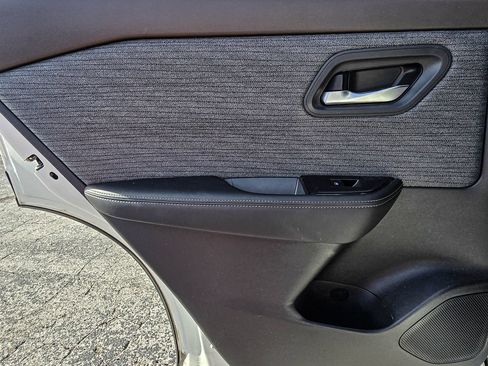 Used 2023 Nissan Rogue SV FWD image 13