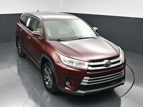 Used 2018 Toyota Highlander Plus w/ Carpet Mat Package (TMS) AWD/4WD image 21