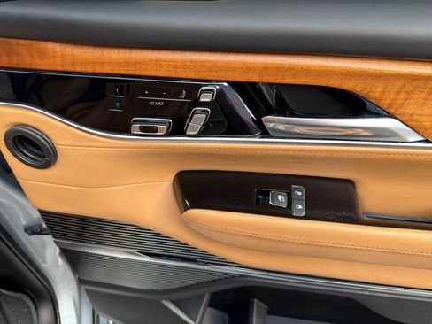 Used 2023 Jeep Grand Wagoneer Series III AWD/4WD image 18