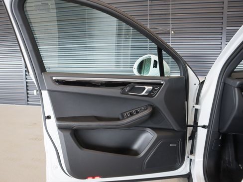 Certified 2025 Porsche Macan S AWD/4WD image 23