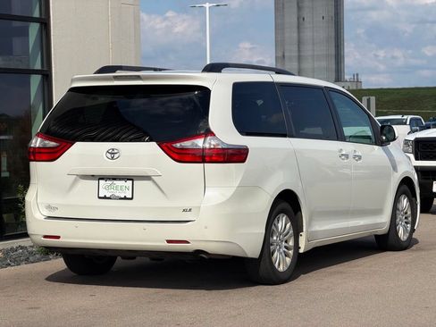Used 2017 Toyota Sienna XLE w/ XLE Navigation Package FWD image 5