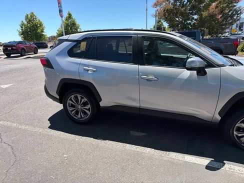 Used 2022 Toyota RAV4 XLE Premium AWD/4WD image 5