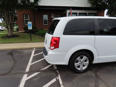 Used 2018 Dodge Grand Caravan SE FWD image 8