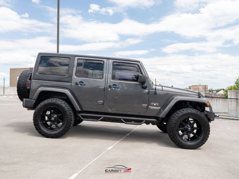 Used 2017 Jeep Wrangler Unlimited Sahara w/ Connectivity Group AWD/4WD image 8