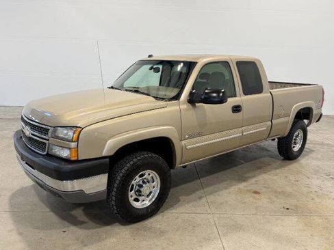 Used 2005 Chevrolet Silverado 2500 LS w/ Skid Plate Package AWD/4WD image 2