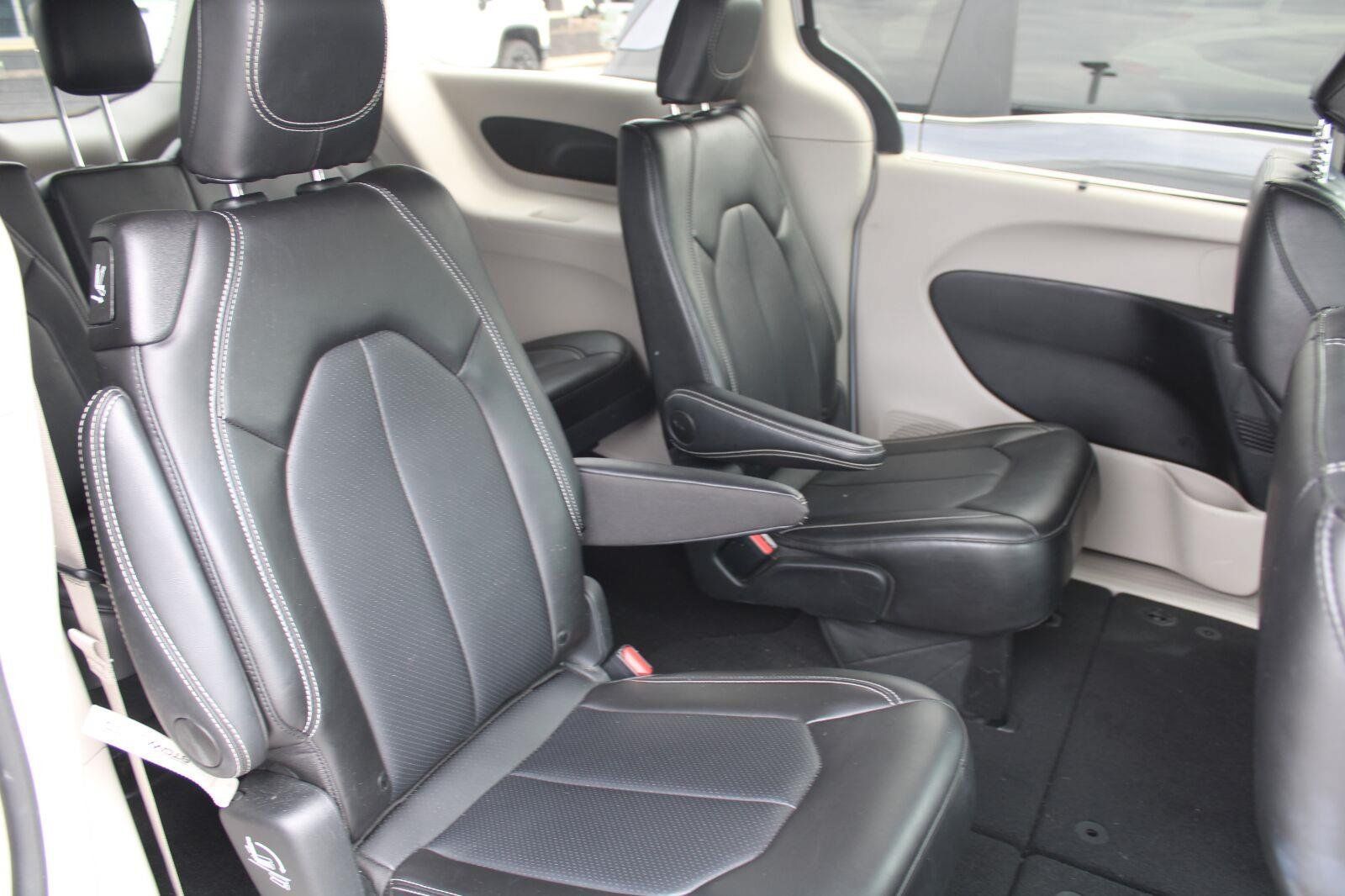 Used 2024 Chrysler Pacifica Touring-L FWD image 5