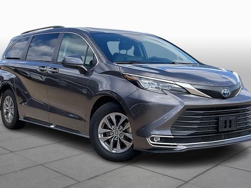 Used 2023 Toyota Sienna XLE image 3
