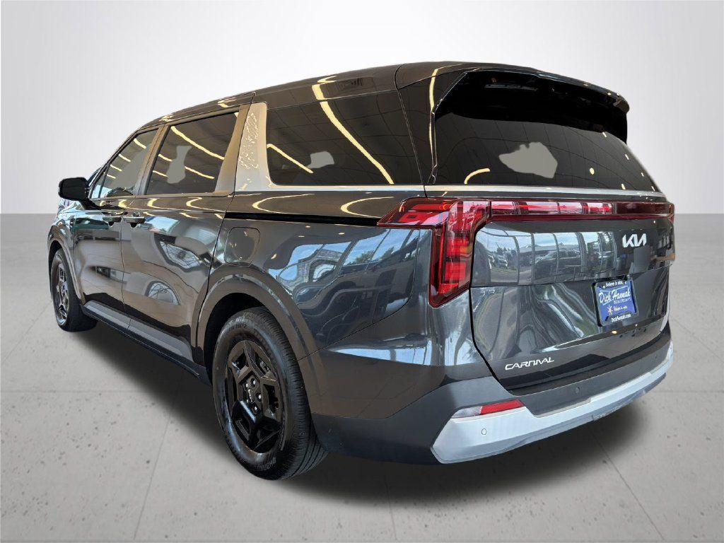 Used 2025 Kia Carnival FWD image 10