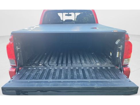 Used 2017 Toyota Tacoma TRD Sport w/ Tow Package RWD image 10