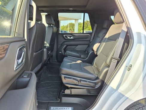 Used 2021 Chevrolet Tahoe Z71 w/ Luxury Package AWD/4WD image 19