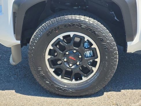 Certified 2025 Toyota Tacoma TRD Off-Road AWD/4WD image 11