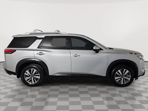 Used 2024 Nissan Pathfinder SL w/ Black Appearance Package FWD image 9
