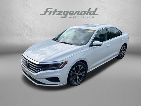 Used 2022 Volkswagen Passat 2.0T SE FWD image 1