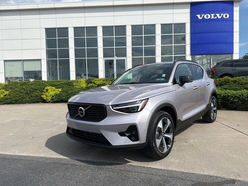 Certified 2026 Volvo XC40 B5 Plus AWD/4WD image 2