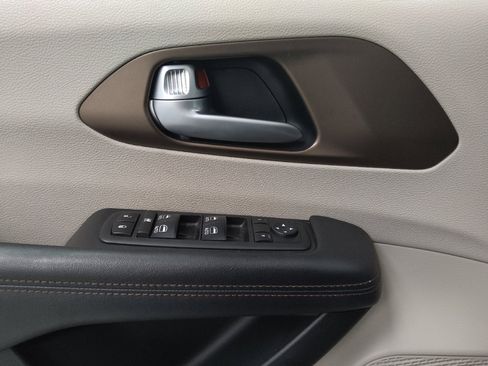 Used 2018 Chrysler Pacifica Touring-L Plus w/ Advanced Safetytec Group FWD image 27