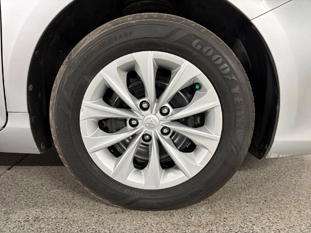 Used 2016 Toyota Camry LE FWD image 5