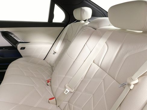 Used 2023 BMW 760i xDrive image 28