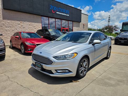 Used 2017 Ford Fusion SE w/ Equipment Group 201A FWD image 2